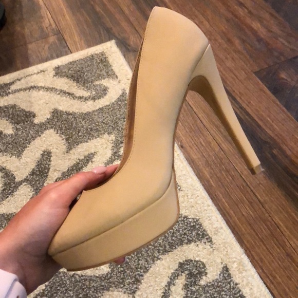 Nude Pumps - Picture 3 of 3
